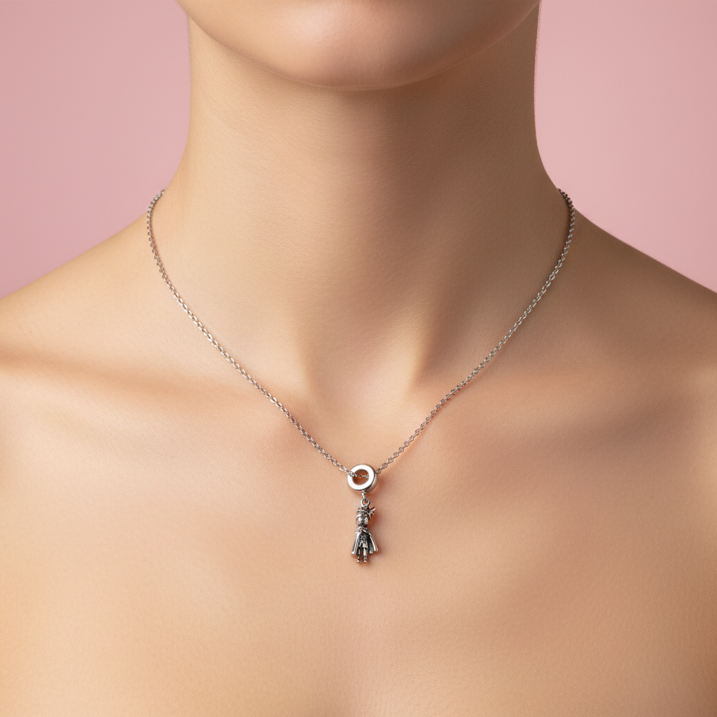Collana Piccolo Principe indossata sfondo rosa cipria