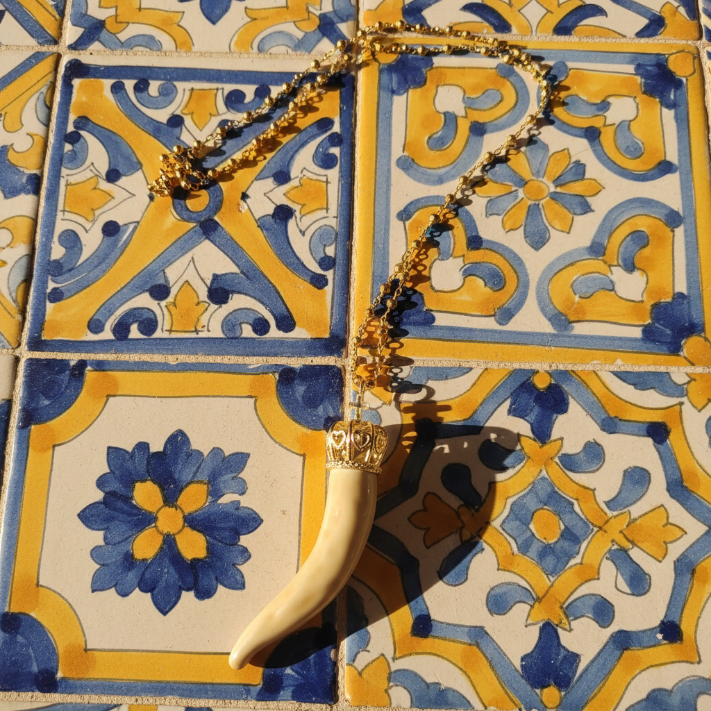 Collana Cornetto Beige su Mattonelle Napoletane