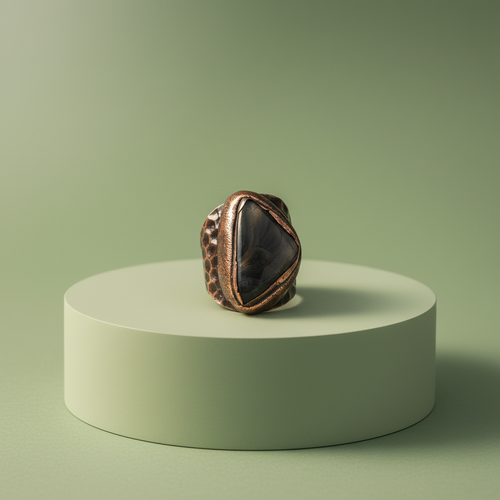 Anello Rame Martellato con Agata Nera - piedistallo verde salvia