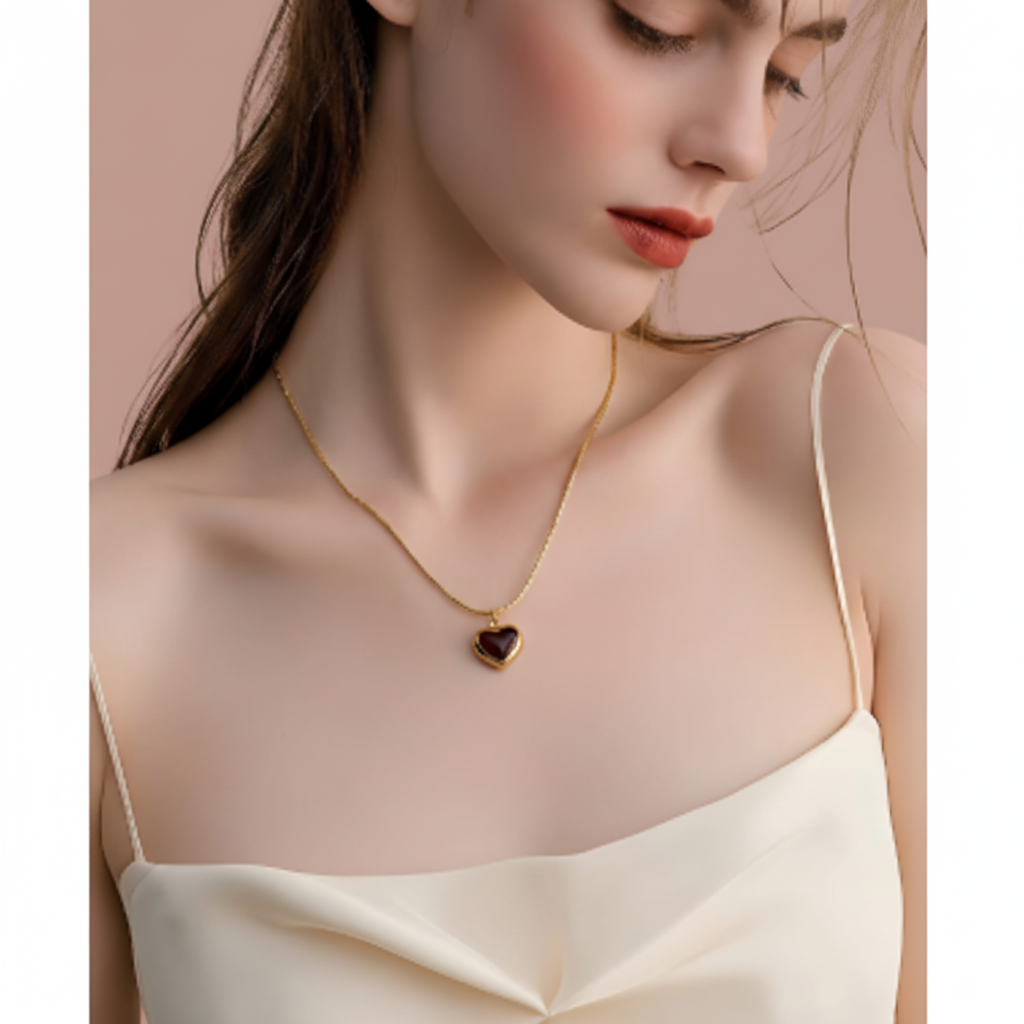 Lamù Collana Oro 18k Cuore Smaltato Marrone indossata al collo