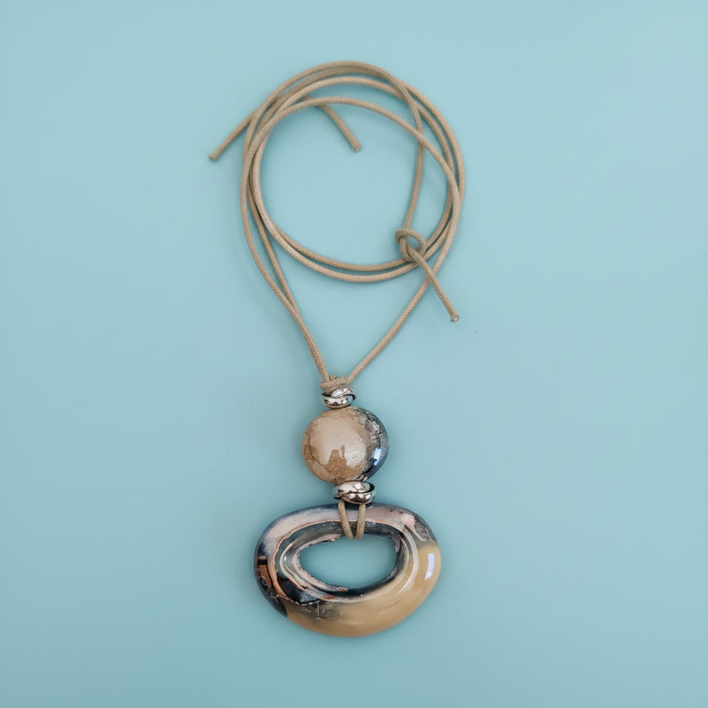 Collana artigianale cordino suede – flat lay vista dall'alto