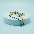 Collana rosario cristalli verde malachite luna su piedistallo azzurro pastello