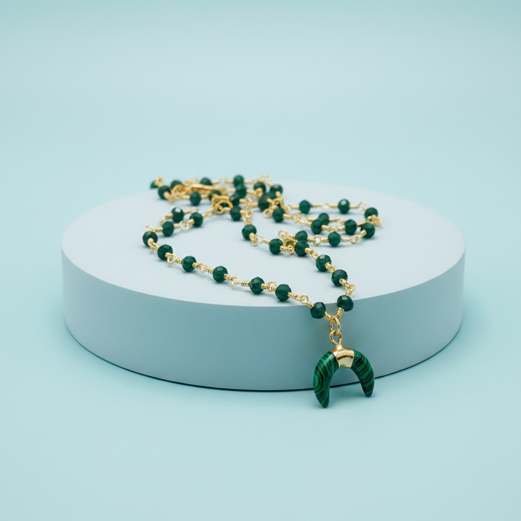 Collana rosario cristalli verde malachite luna su piedistallo azzurro pastello