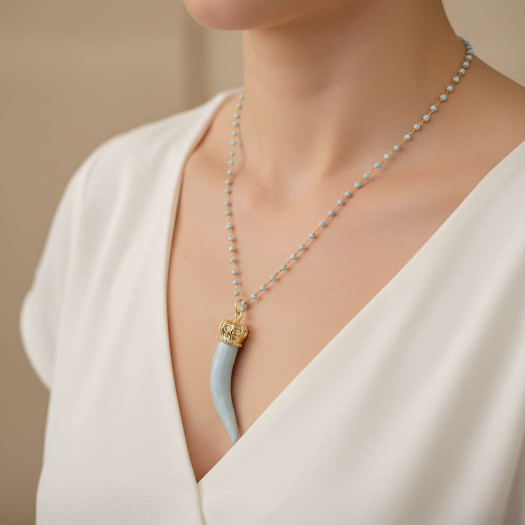 Collana artigianale cristalli azzurri cornetto azzurro portafortuna – indossata