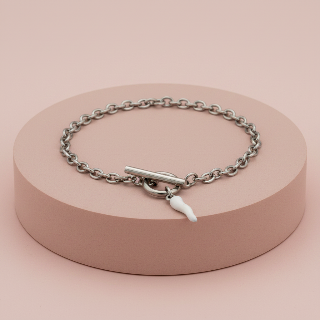 Lamù Bracciale Cornetto Smaltato Bianco su piedistallo rosa cipria