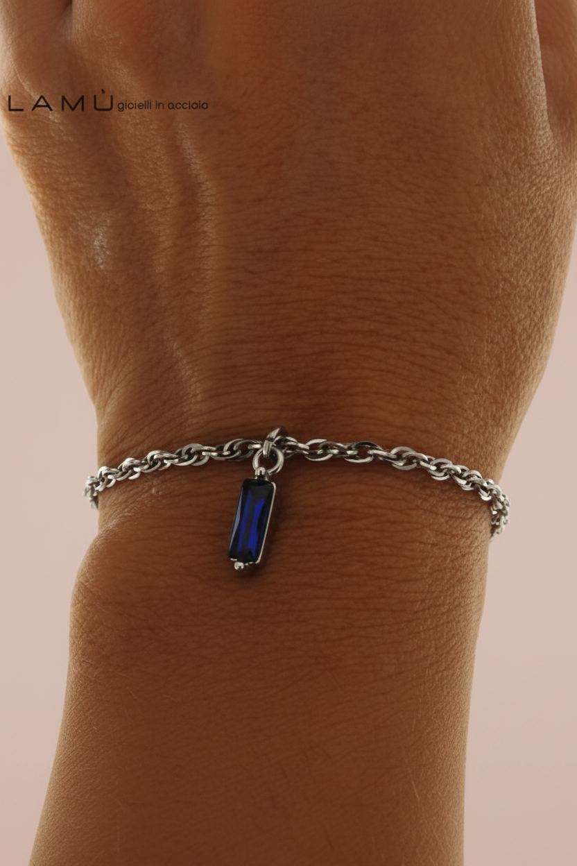 Lamù bracciale acciaio rolo pendente rettangolare zircone blu indossato al polso