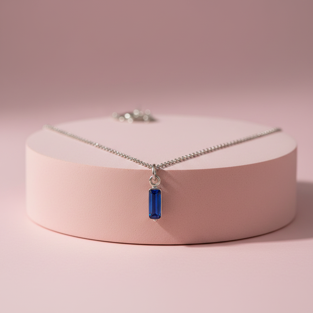 Lamù collana donna pendente rettangolare zircone blu – macro piedistallo