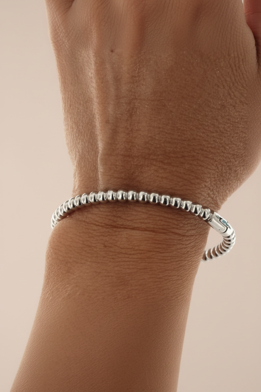 Lamù bracciale rigido apribile piccole sfere acciaio inox indossato al polso