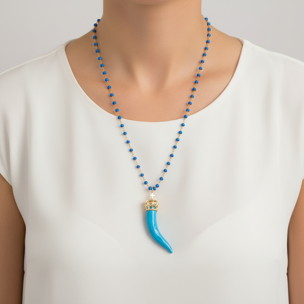 Collana artigianale cristalli blu cielo cornetto turchese portafortuna – indossata