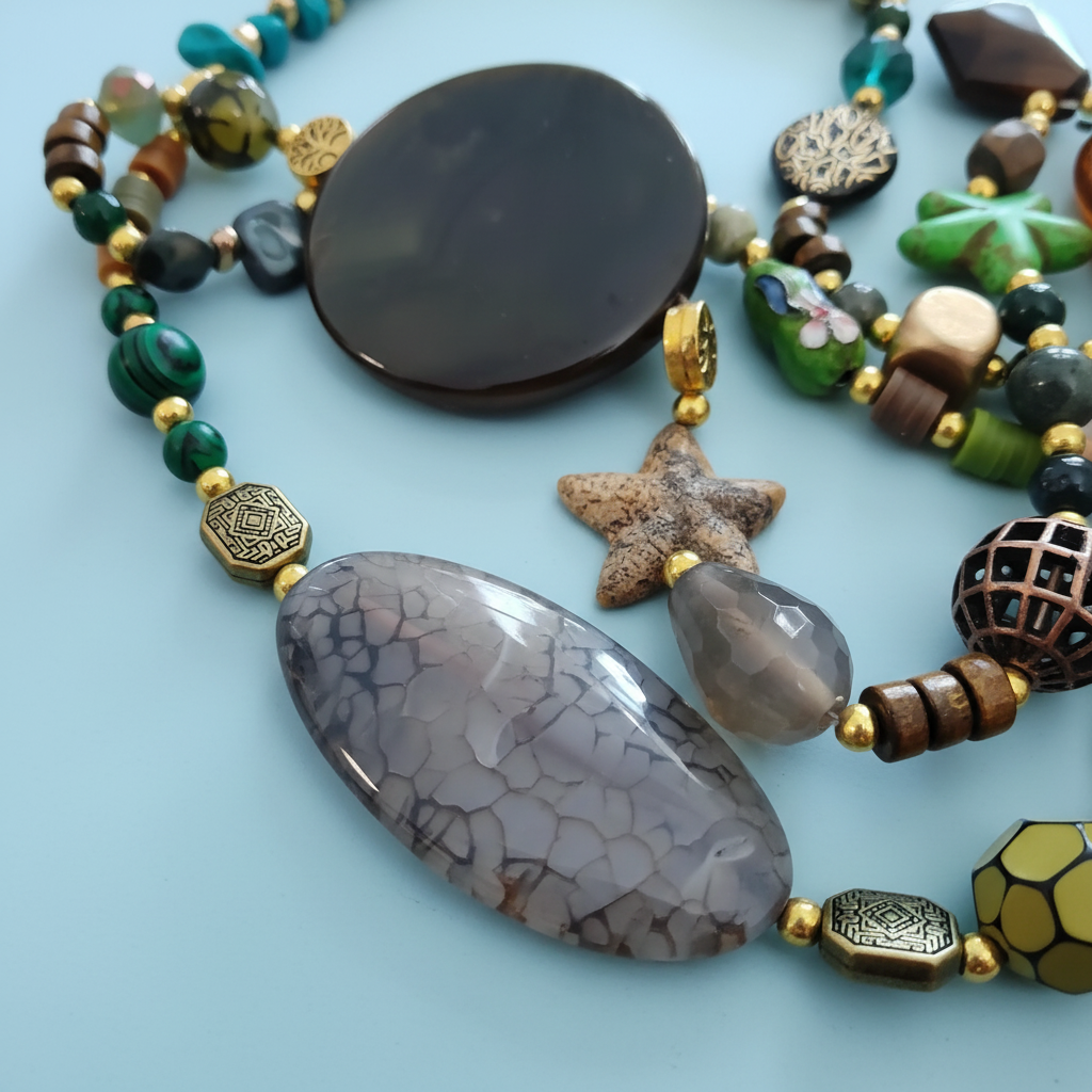 Collana artigianale boho – dettaglio pietre naturali e charm dorati