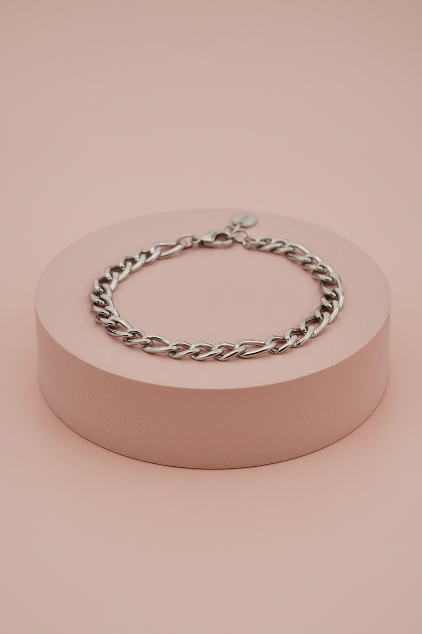 Lamù bracciale uomo acciaio catena figaro su piedistallo rosa cipria